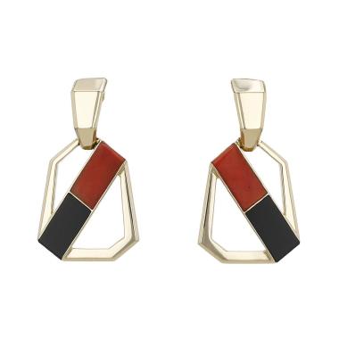 Paire de clips d'oreilles Vintage  en or jaune, onyx et corail